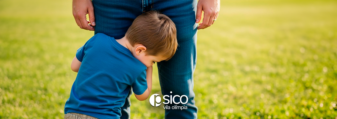 Pais ausentes podem gerar inseguranças silenciosas na vida adulta. Entenda os impactos emocionais e como a terapia auxilia na reconstrução interna.