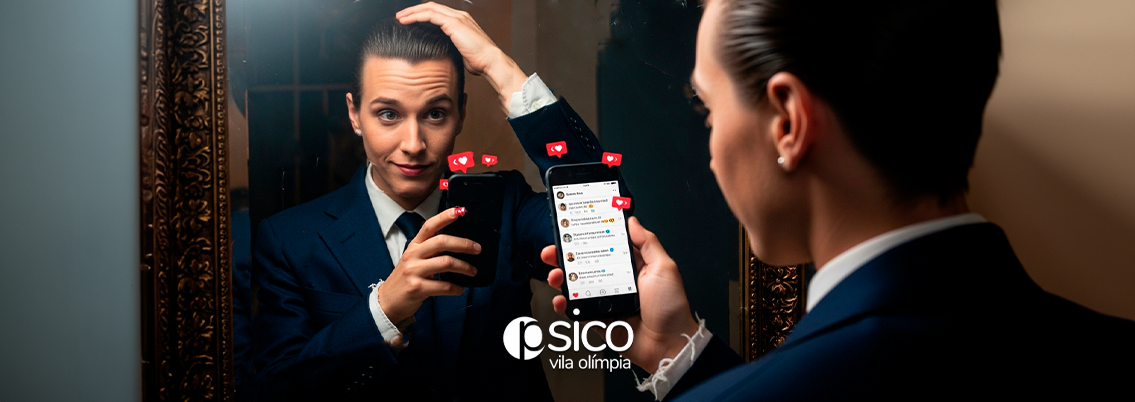 O que é narcisismo? Entenda os sintomas, impactos nos relacionamentos e como a terapia pode ajudar no desenvolvimento emocional.