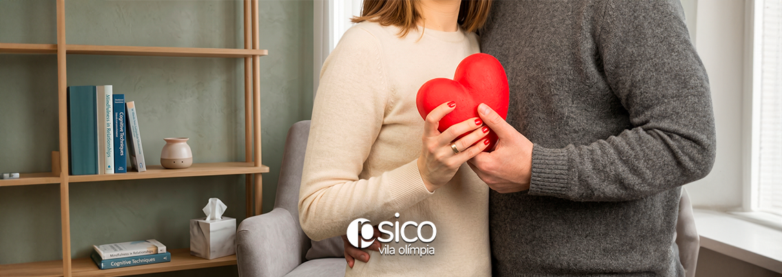 Descubra a diferença entre amor e paixão, entenda os aspectos emocionais, químicos e comportamentais de cada sentimento e saiba como identificá-los.